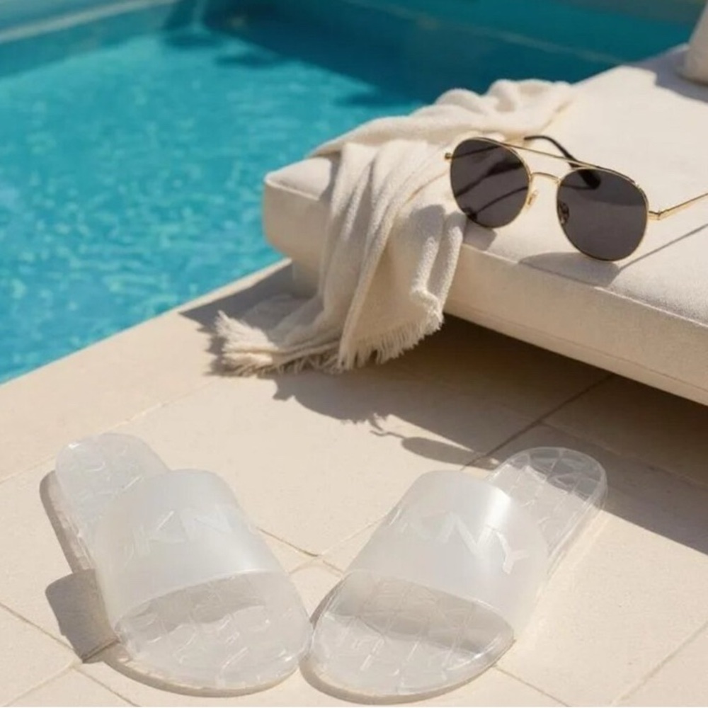 LMT: DKNY Tenni Jelly Slides